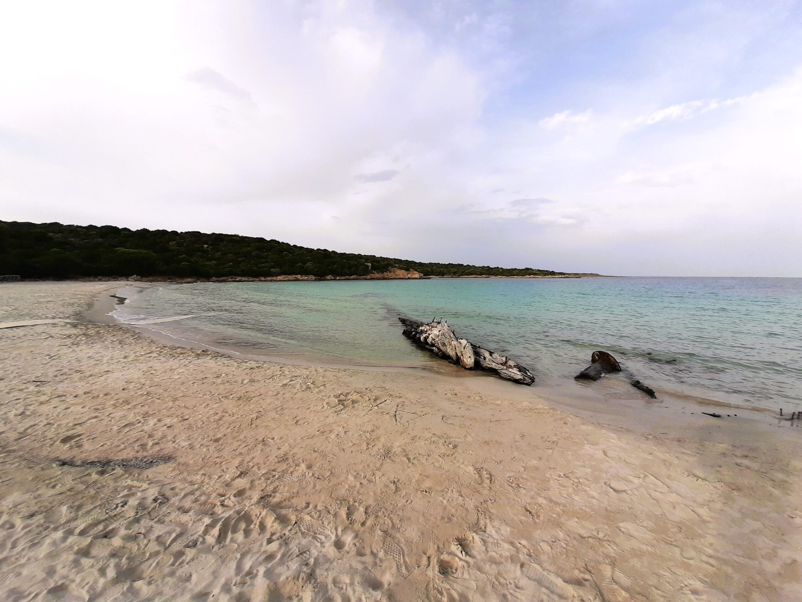La "spiaggia del relitto", in primo piano, a sud di Caprera